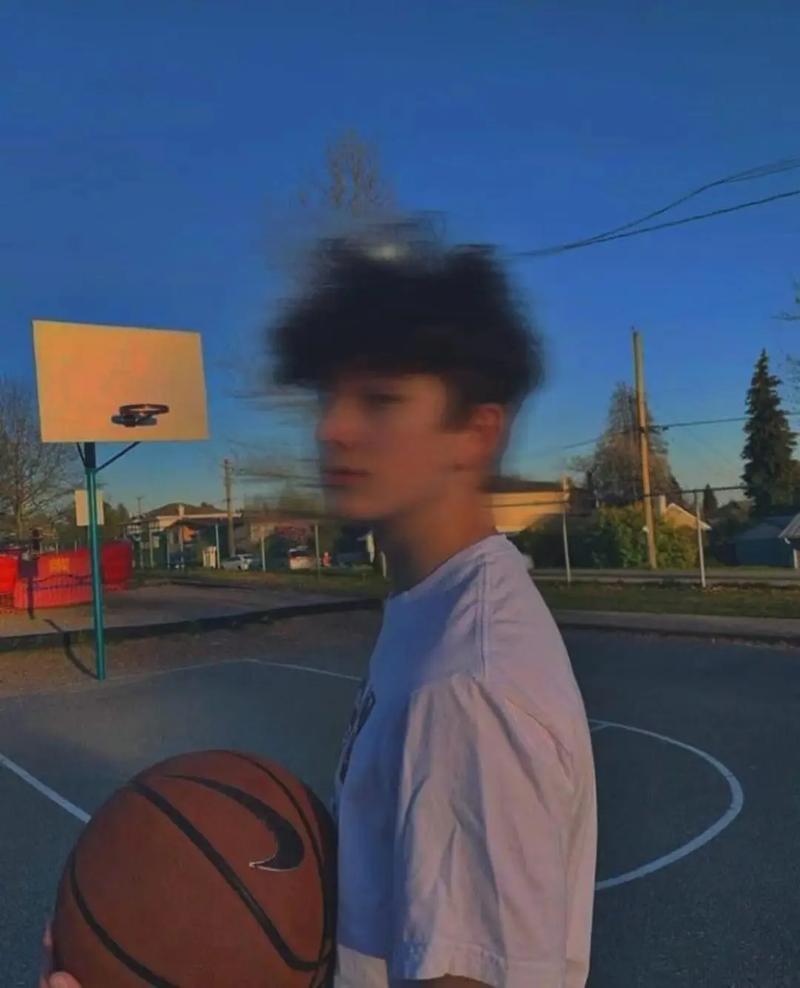 6686体育平台铁牌作者Aaron