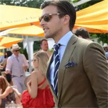 6686体育平台铁牌作者Charlie